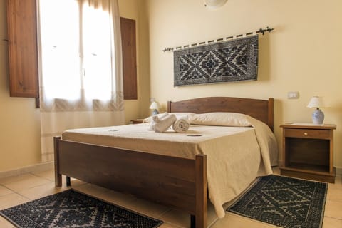 Comfort Twin Room | In-room safe, bed sheets