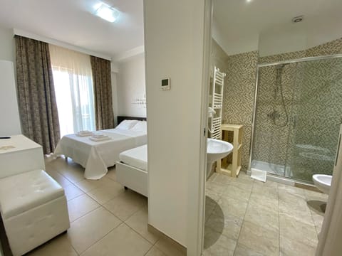 Basic Triple Room | Down comforters, in-room safe, desk, laptop workspace