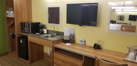 Studio Suite, 1 Queen Bed, Accessible, Non Smoking (Bathtub w/ Grab Bars) | Private kitchenette