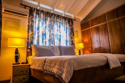 Deluxe Room, 1 King Bed (Cozy 1 / 2 min drive from city center) | 1 bedroom, hypo-allergenic bedding available, in-room safe, desk