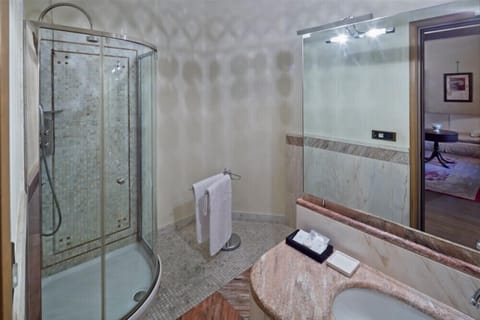 Classic Suite | Bathroom | Free toiletries, hair dryer, slippers, bidet