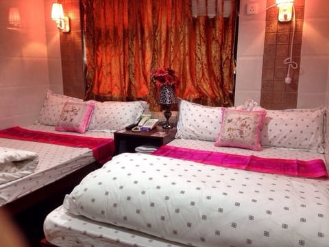 Family Room | Desk, free WiFi, wheelchair access