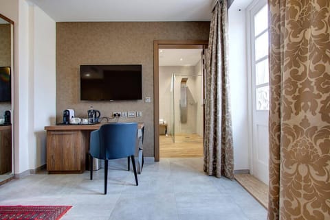 Minibar, in-room safe, desk, iron/ironing board