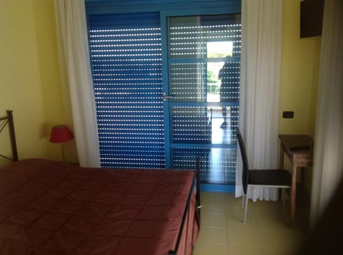 Desk, soundproofing, free cribs/infant beds, rollaway beds