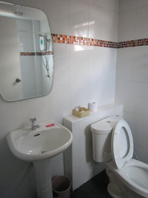 Superior Double or Twin Room | Bathroom | Shower, free toiletries, hair dryer, towels