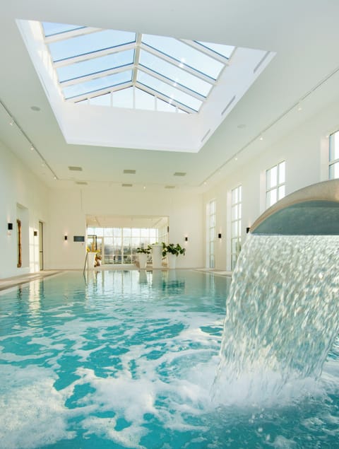 Indoor pool, sun loungers