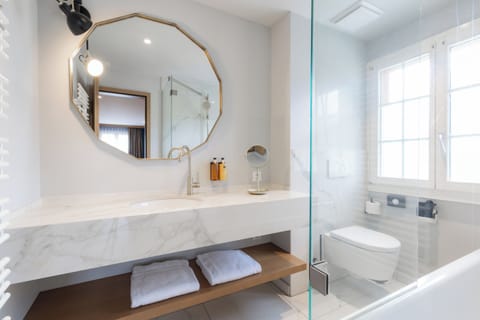 Eigerview Suite | Premium bedding, in-room safe, soundproofing, free WiFi