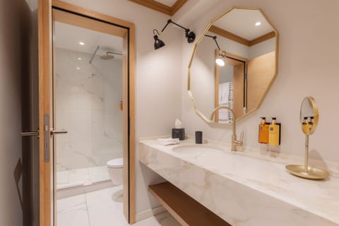 Premium bedding, in-room safe, soundproofing, free WiFi