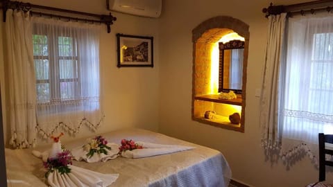 Standard Double Room Single Use | Desk, soundproofing, free cribs/infant beds, free WiFi