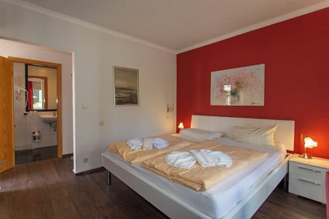 Small Double Room, Balkony | Minibar, free cribs/infant beds, free WiFi, bed sheets