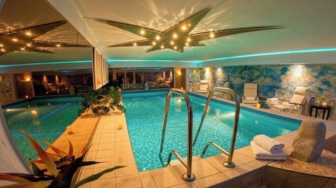 Indoor pool, sun loungers