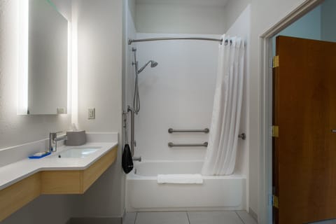 Combined shower/tub, hydromassage showerhead, free toiletries