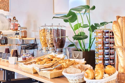 Daily buffet breakfast (EUR 14.90 per person)