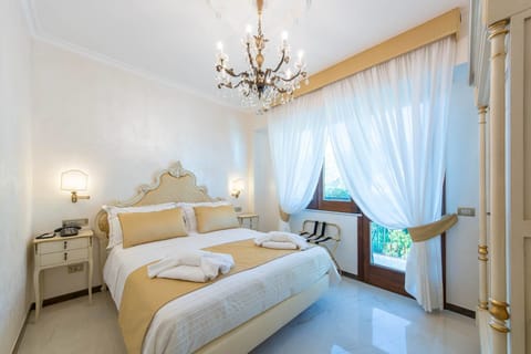 Superior Double Room, Balcony, Sea View | 1 bedroom, premium bedding, minibar, in-room safe