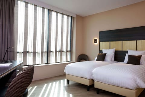 Superior Room, 1 Queen Bed, Non Smoking | Premium bedding, pillowtop beds, in-room safe, desk