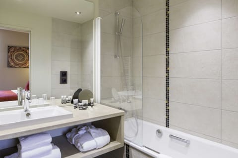 Classic Room, 1 Queen bed, Non Smoking Interior, (Twin bed on request) | Bathroom | Free toiletries, hair dryer, bathrobes, slippers