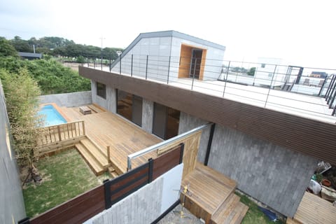 Family Townhome, 2 Bedrooms (Mi-ni - 1 queen and 2 futons) | 1 bedroom, free WiFi, bed sheets
