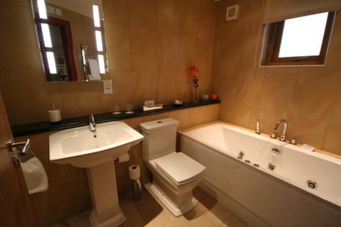 Shower, free toiletries, towels