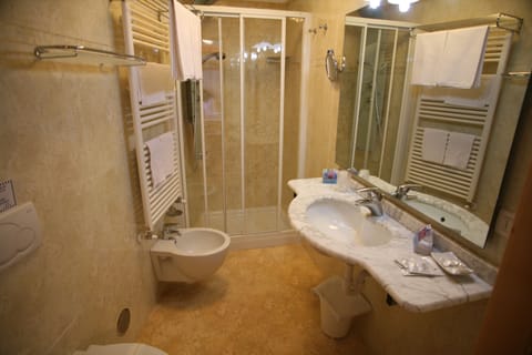 Double Room | Bathroom | Shower, free toiletries, hair dryer, towels