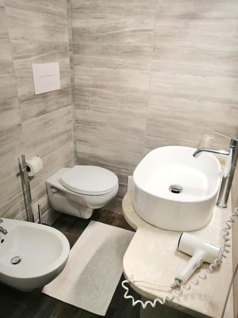 Economy Double Room | Bathroom | Shower, free toiletries, hair dryer, bidet