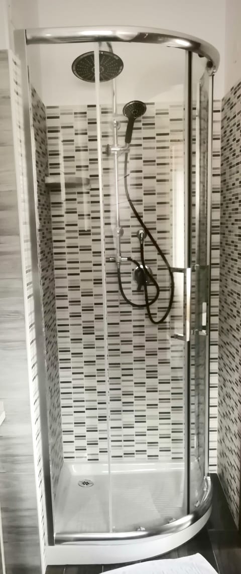 Economy Double Room | Bathroom | Shower, free toiletries, hair dryer, bidet