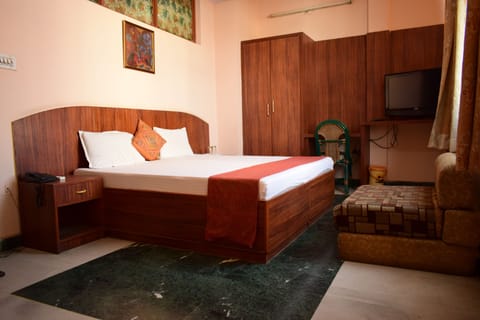 Deluxe Room | 1 bedroom, desk, rollaway beds, free wired internet