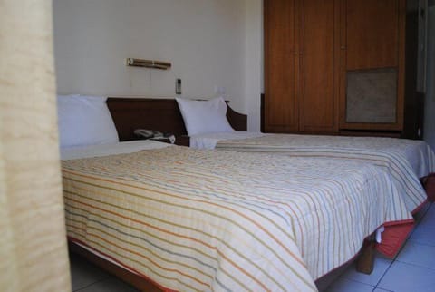 Iron/ironing board, bed sheets