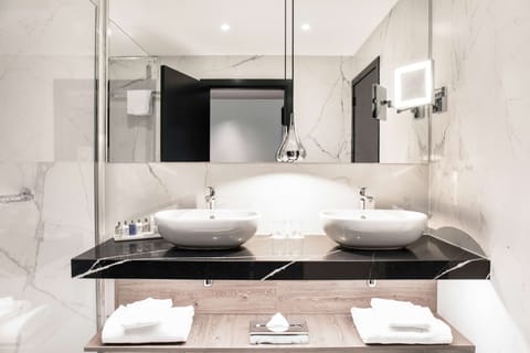 Junior Suite | Bathroom | Free toiletries, hair dryer, bathrobes, slippers