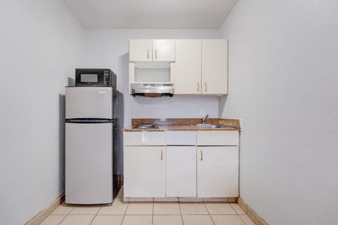 Premium Room, Smoking, Kitchenette (2 Full Bed) | Private kitchenette | Coffee/tea maker, mini-fridge, microwave, dining table