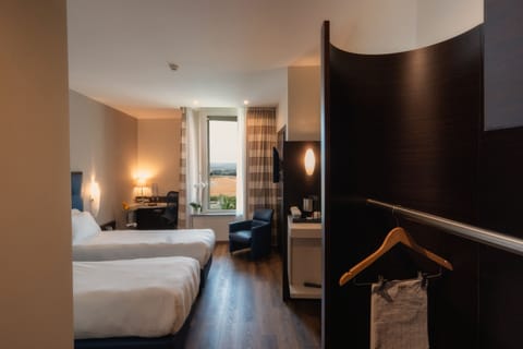 Comfort Twin Room | Premium bedding, down comforters, in-room safe, desk