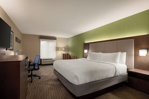 Standard Room, 1 King Bed (Leisure) | In-room safe, laptop workspace, iron/ironing board