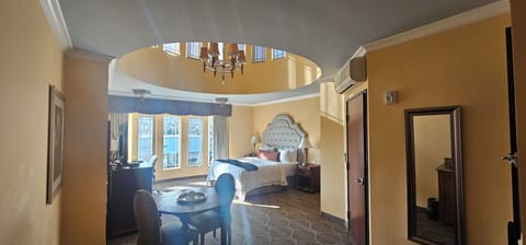 Executive Room, 1 King Bed (Premium King Room) | Premium bedding, pillowtop beds, in-room safe, desk