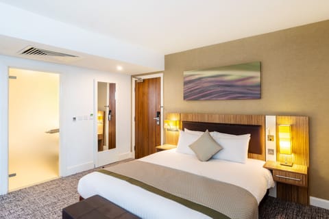 Premium Room, 1 Queen Bed | In-room safe, desk, blackout drapes, iron/ironing board