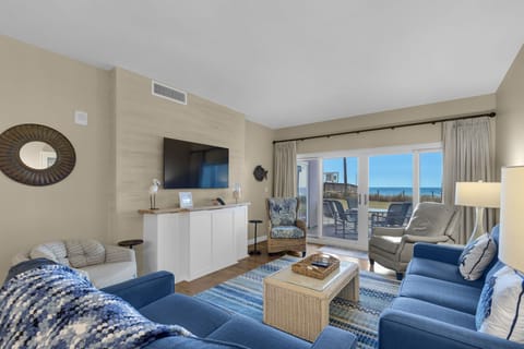 Bright Living Area w/Beachfront Patio