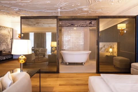 Honeymoon Suite with Spa access | Bathroom | Free toiletries, hair dryer, bathrobes, slippers