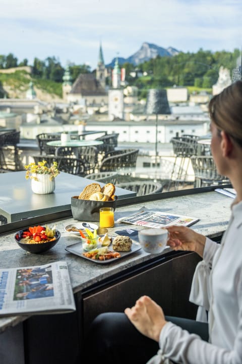 Daily continental breakfast (EUR 34.80 per person)