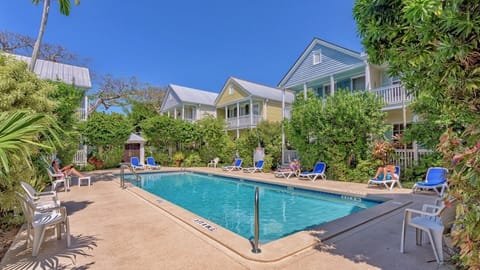 VILLA CUBANA is a colorful townhome located in the desirable Winward Park community...