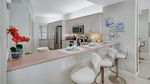 Plus 3 extra seats at the bar...