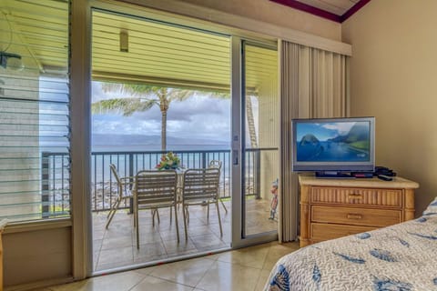 I building Napili Shores - second floor studio - direct ocean front.