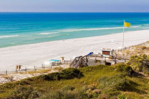 Tranquility from the patio! Count the layers of the Emerald Coast while becoming memorized with the soothing waves.