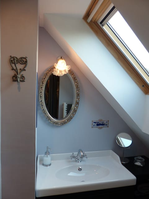 Double Room | Bathroom sink