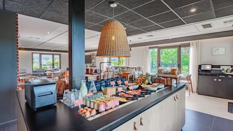 Daily buffet breakfast for a fee
