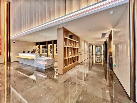 2 bars/lounges