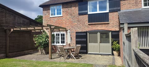 Oat cottage, private off road parking for 2 cars Infront of the cottage.