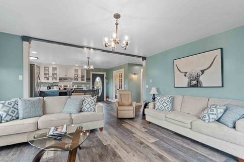 Knole Guest House - The kitchen and living room are seemless so your entire group can stay engaged in the conversation whether your making a meal in the kitchen or watch a show on the TV.