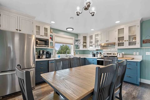 Knole Guest House - 2nd Floor Kitchen - Dining Table seats 6