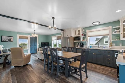 Knole Guest House - 2nd Floor Dining Table - Seats 6 comfortably