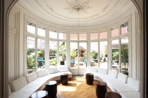 Lobby lounge