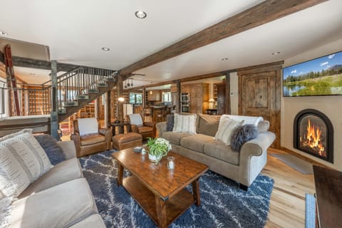 Livingroom with gas fireplace