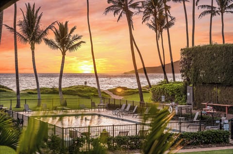Waiohui Beach Hale, pool, ocean, and sunset - Come and enjoy the glow of sunset from the solar heated pool with the West Maui Mountains in the distance.